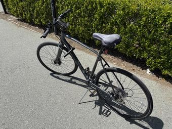 Giant Escape bike including helmet, lock, cushion, and phone holder 1