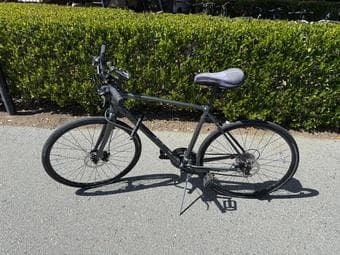 Giant Escape bike including helmet, lock, cushion, and phone holder 2