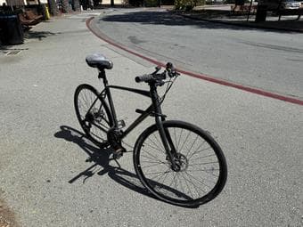 Giant Escape bike including helmet, lock, cushion, and phone holder 3