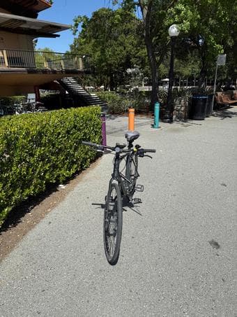 Giant Escape bike including helmet, lock, cushion, and phone holder 4