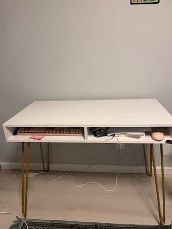 White desk with hairpin legs 1