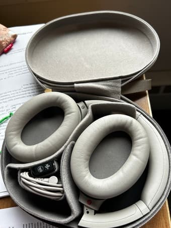 Sony WH-1000XM4 light grey bluetooth headphones (gently used) 2