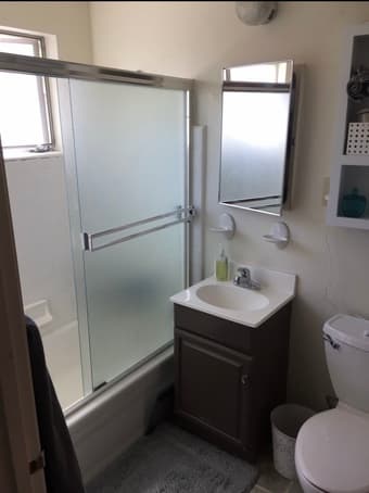 [Female Only] Master bedroom w/ Bathroom, Menlo Park, Start 05/01 2