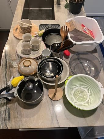 kitchen ware (pots, pans, bowls, utensils, dishes, teacups, mugs, etc) 1