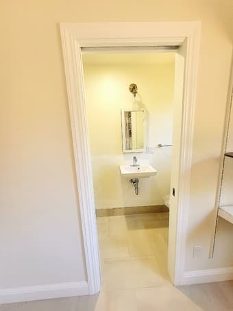 A SMALL room with private bath and separate entrance in Palo Alto 4