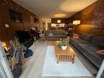 1 Room available for female roommate in adorable 6BR/3BA house on Sta 3