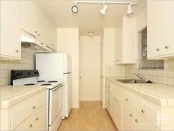 Looking for a roommate to share a 2B1B apartment 3