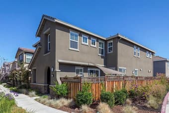 One room with private bath available. 2min to Meta, 15min to Stanford 2
