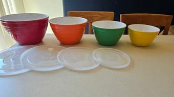 Set 4 colorful bowls with caps 1