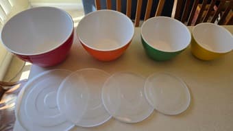 Set 4 colorful bowls with caps 2