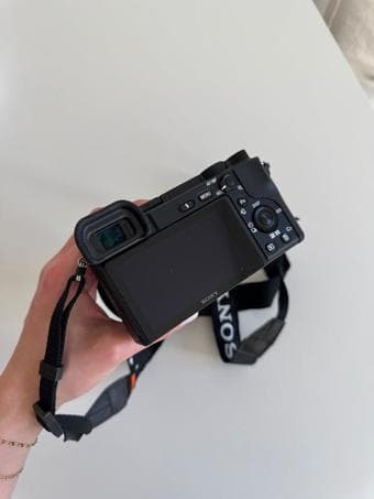 FOR SALE: Like-New Sony a6400 Camera + 18-135mm Lens Kit 1