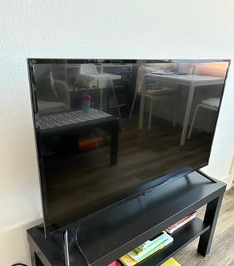 39” insignia fire smartTV like new plus table - open to offers 2
