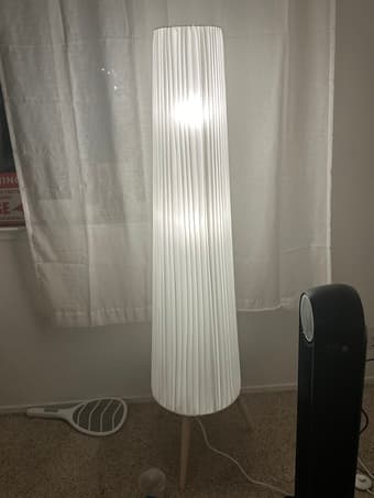 Selling 2 beautiful white lamps 3
