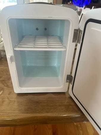 Selling mini fridge 1