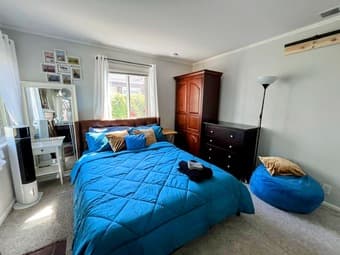 Stylish Furnished Room, Facing Front yard in Modern Home, Redwood City 2