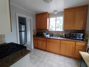 Stylish Furnished Room, Facing Front yard in Modern Home, Redwood City 3