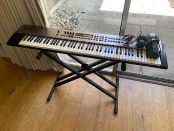 Piano keyboard / synthesizer 1