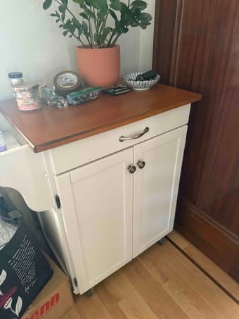 White kitchen island 1
