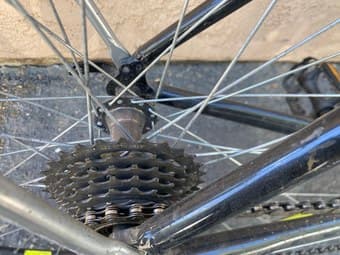 Vilano Hybrid Bike Medium 4