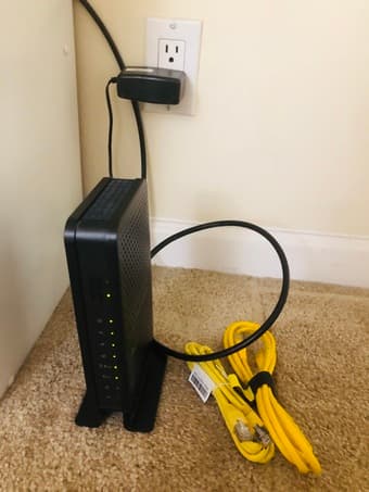 WIFI cable modem router & free ethernet cables 2
