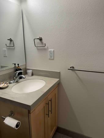 On Campus Sublet at Quillen Highrise (2B1B) for 2 weeks: Sep 6 - 20 2