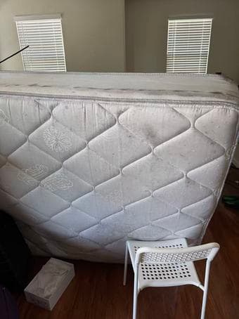 Queen size mattress, very clean and new 1