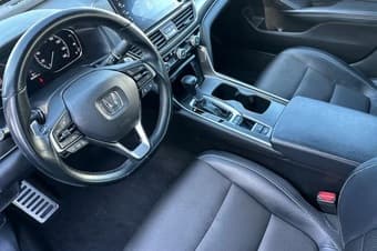 selling 2018 Honda Accord Sport 4