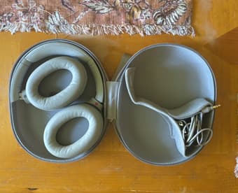 Sony WH-1000XM4 in Silver 1