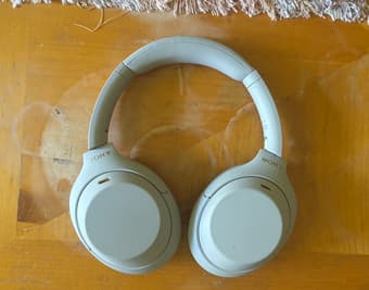 Sony WH-1000XM4 in Silver 3