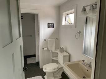 Studio w/full kitchen and private entrance on Woodside/RWC Border 3