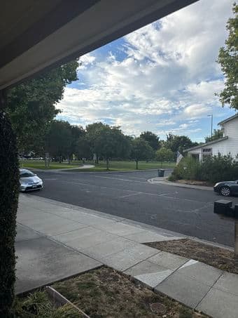 Medium Sized Bedroom - Sublet for 3 weeks (flexible with +/- 1 week) 1