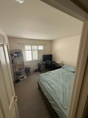 Medium Sized Bedroom - Sublet for 3 weeks (flexible with +/- 1 week) 3