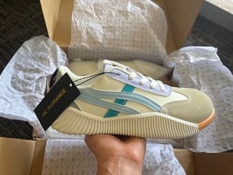 Women's Retro Sneakers Size 8 *BRAND-NEW* 1