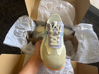 Women's Retro Sneakers Size 8 *BRAND-NEW* 3