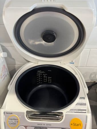 Tiger brand rice cooker (condition: like brand new) 2