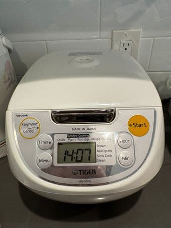 Tiger brand rice cooker (condition: like brand new) 3