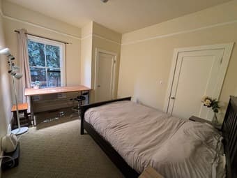 Room available in beautiful downtown palo alto house next to campus 2