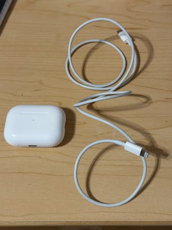 AirPods Pro 2 – Great condition + original charger 3