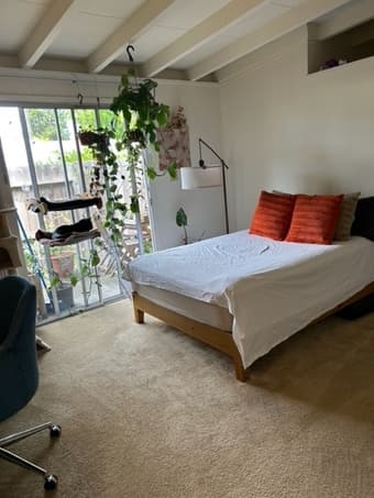 Furnished MBR ensuite in Mountain View 1