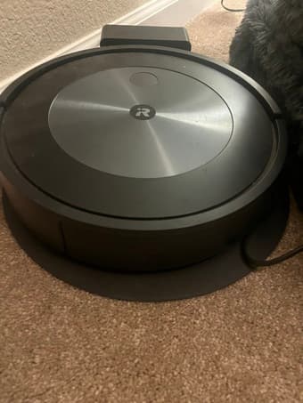 iRobot Vacuum (i7) 1
