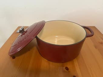 Iron Cast Dutch Oven 2