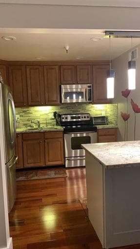 Master Bedroom in 2B2B Condo in Mountain View 2