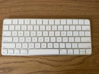 Apple Magic Keyboard (A2450) (Lightning) 1