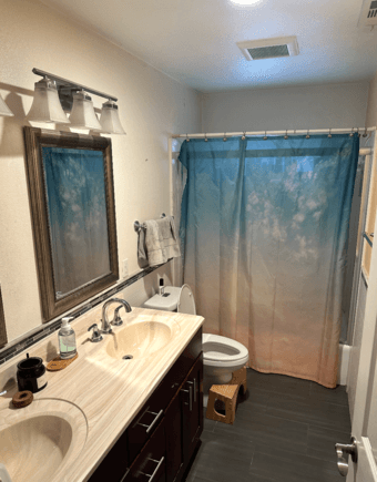 Master bedroom & private bathroom in 4BR Home in Newark (Rare find!) 3