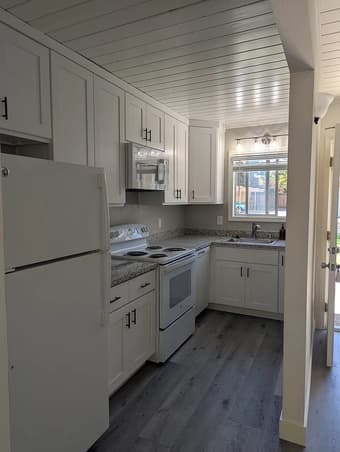 College Terrace 1000 sq. ft 2-bed available November 3