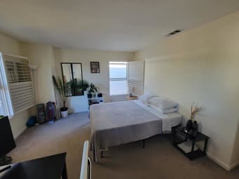 Large bedroom in a shared house 4
