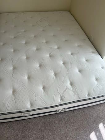Luxury Firm Queen Mattress – Excellent Condition 1