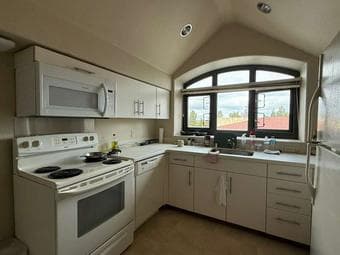 Stanford Munger Residence – 1‑Bedroom Sublet (Dec 2025) 3