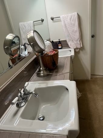 Furnished MBR ensuite in Mountain View 3