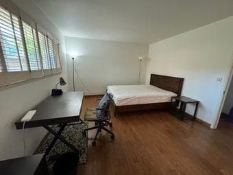 1BD/1BA Apartment Fully-Furnished with a parking space right in front 1